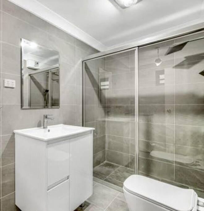 4 Bdrm Terrace With Office Holiday home Sydney