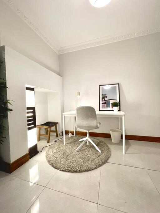 4 Bdrm Terrace With Office Holiday home *