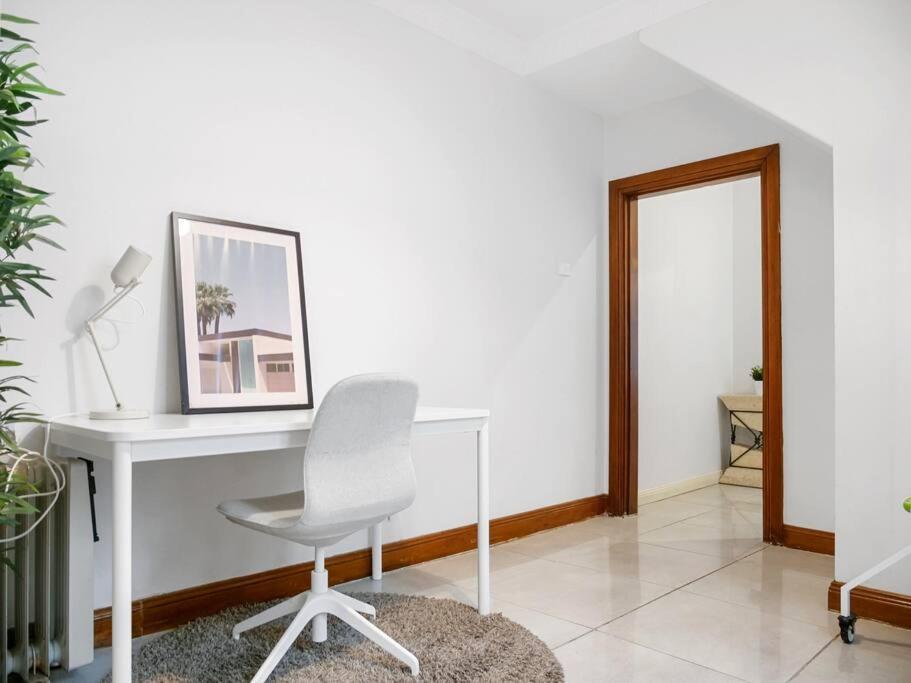 4 Bdrm Terrace With Office Holiday home Sydney